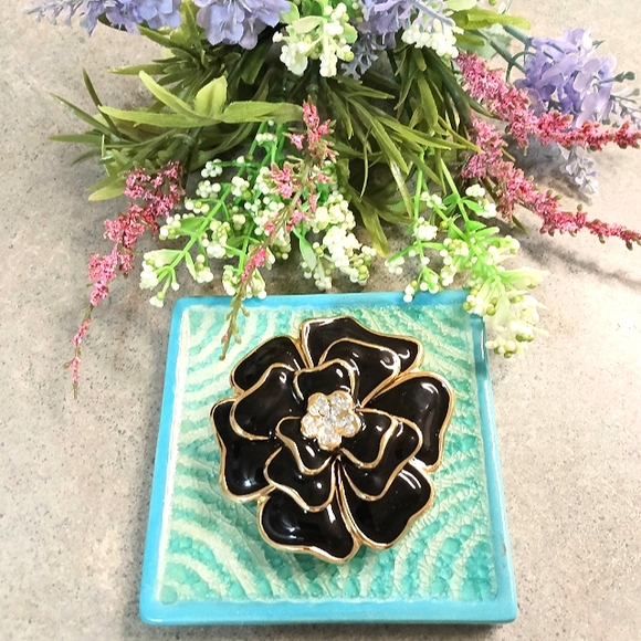 🖤New Express Black and Gold Flower Belt Buckle (3" X 3")🖤 - Picture 1 of 6